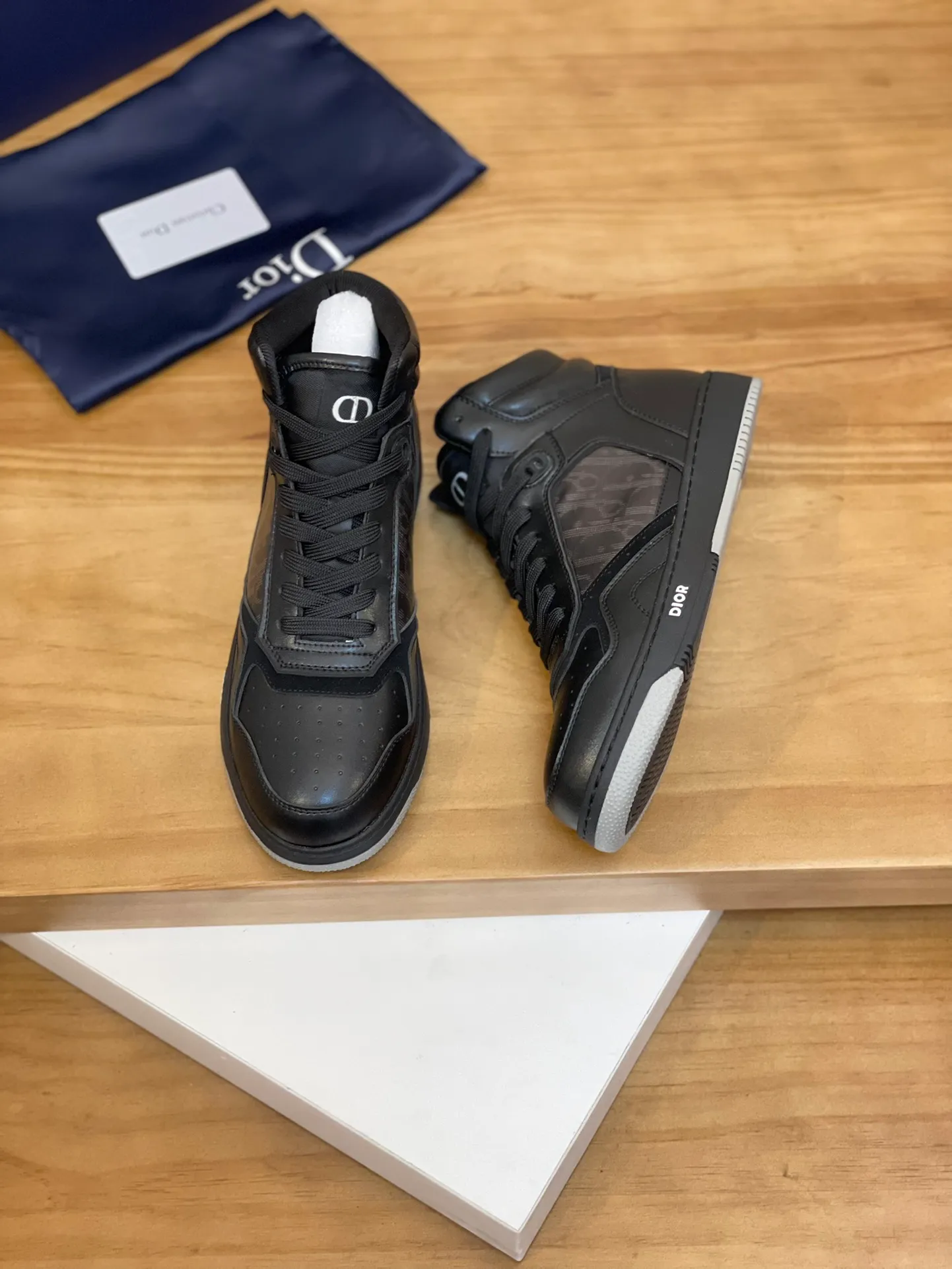 Men's shoes: 💰P460¥ Product trademark: Dior* "Dior*" high-top casual shoes Regular size: 38-44 (can be customized to 45.46) Product materials: Upper imported cowhide stitched with original fabric, breathable lining, original outsole. Number: 1006